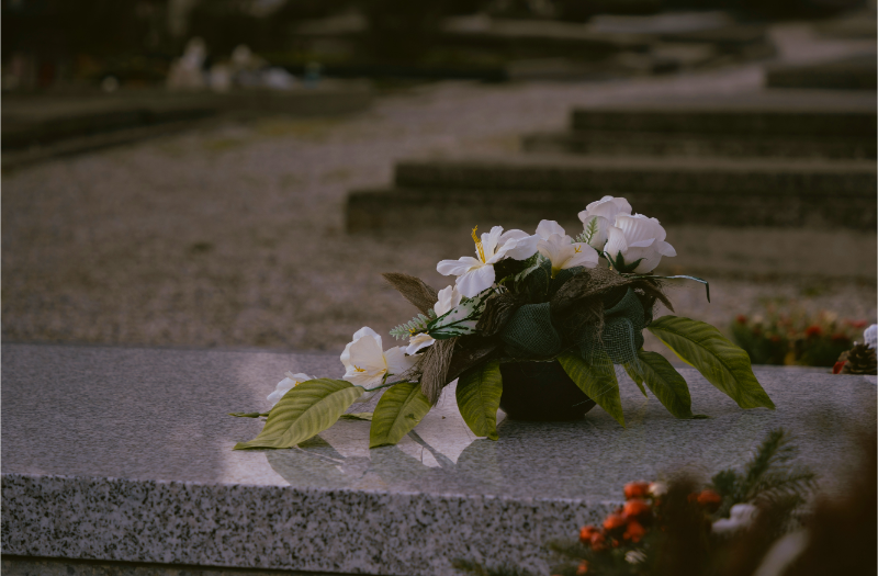 Bouquet de fleurs sur une tombe