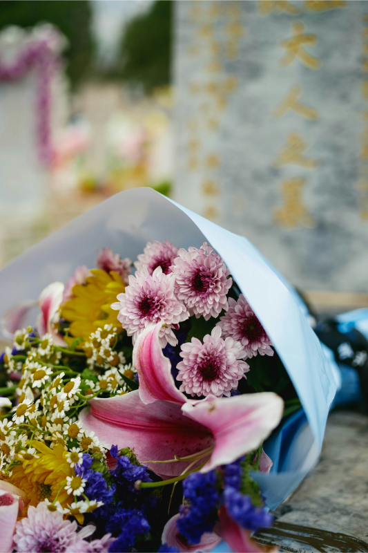 Bouquet de fleurs sut une tombe