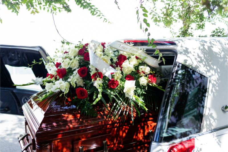 Cercueil avec fleurs