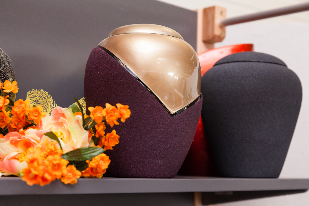 Bouquet de fleurs sur une tombe