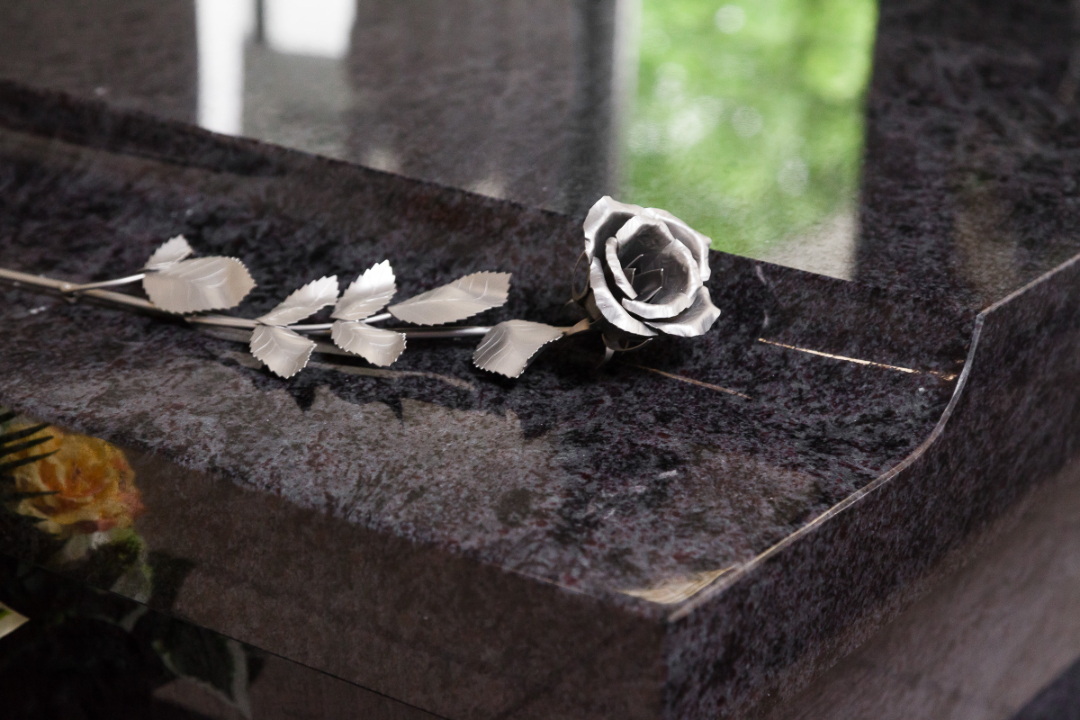 Bouquet de fleurs sur une tombe
