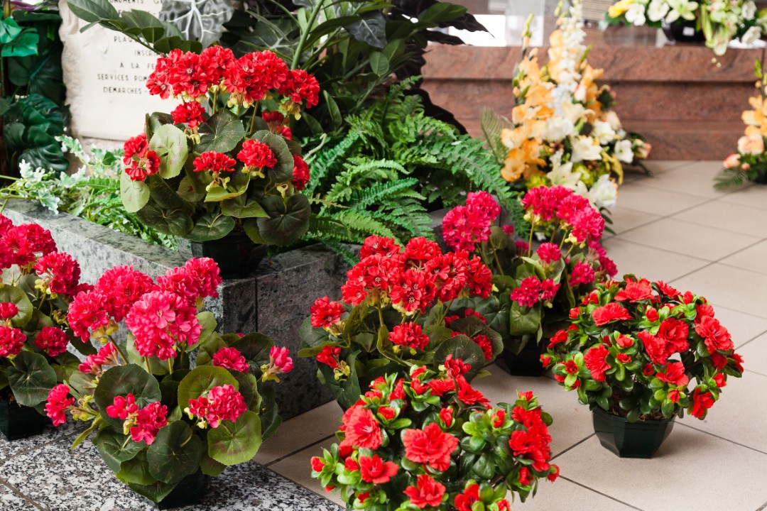 Bouquet de fleurs sur une tombe