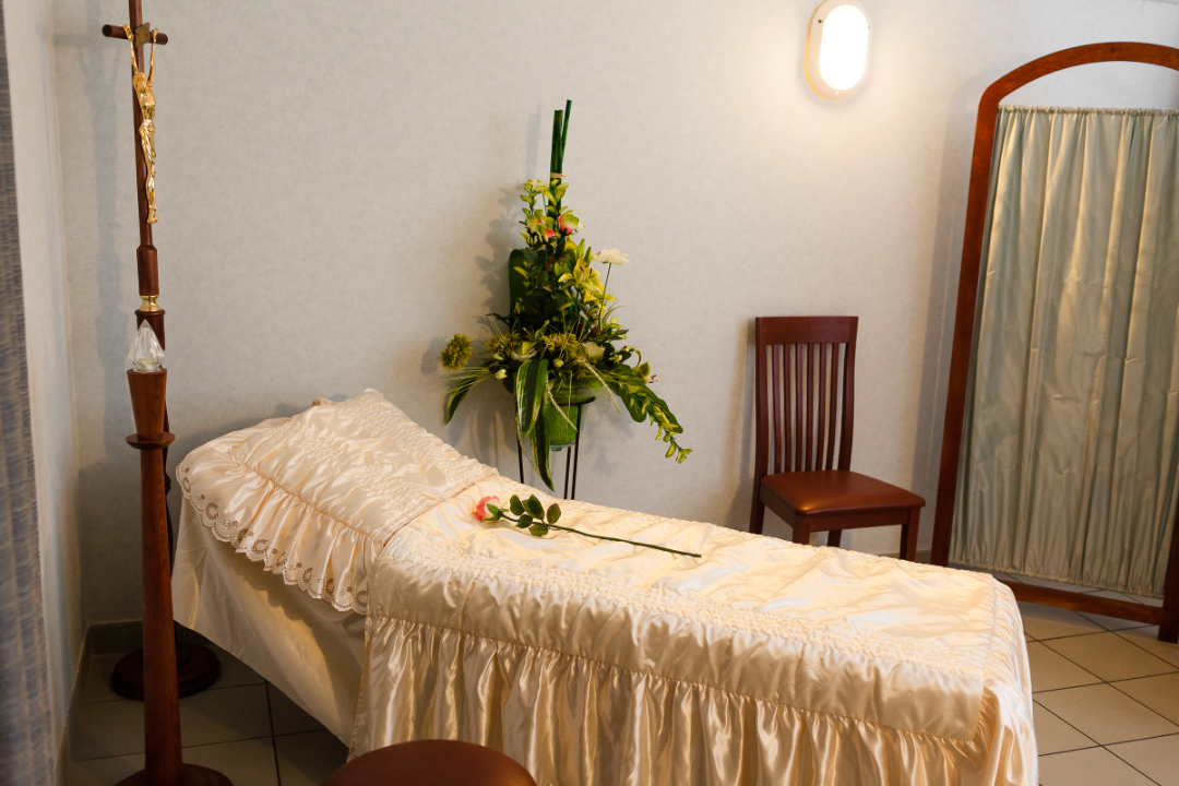 Cercueil avec fleurs
