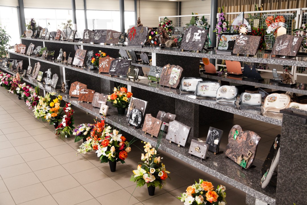 Bouquet de fleurs sur une tombe