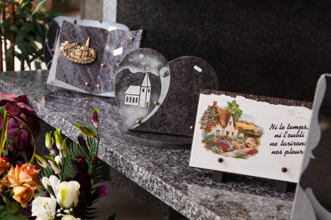 Bouquet de fleurs sur une tombe