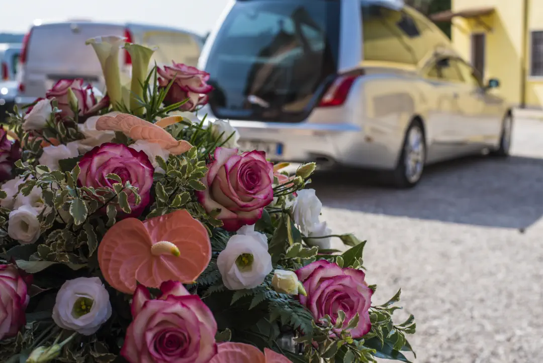 Femme créant un arrangement floral